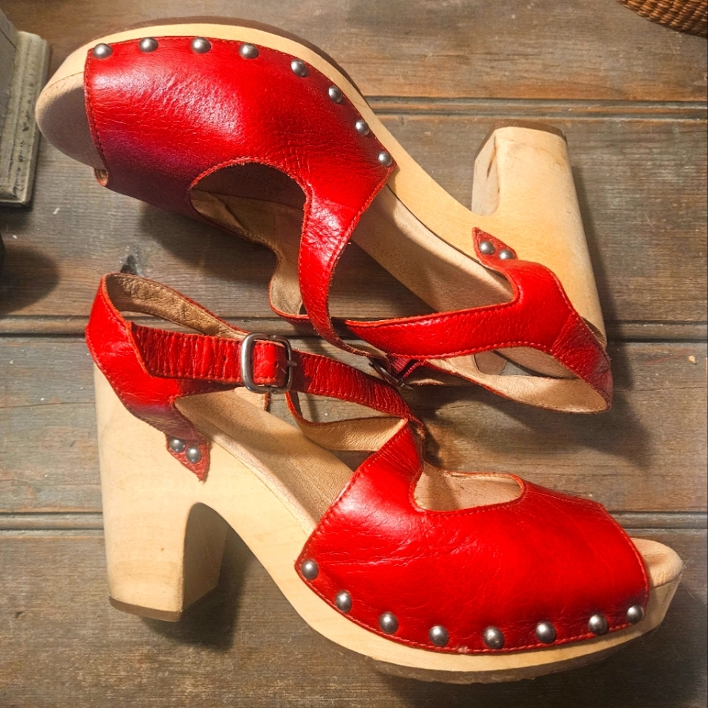 UGG AMAZING RED LEATHER& WOOD SANDAL/CLOGS.SO WELL MADE&STYLISH.LG.NAILHEADS.EUC